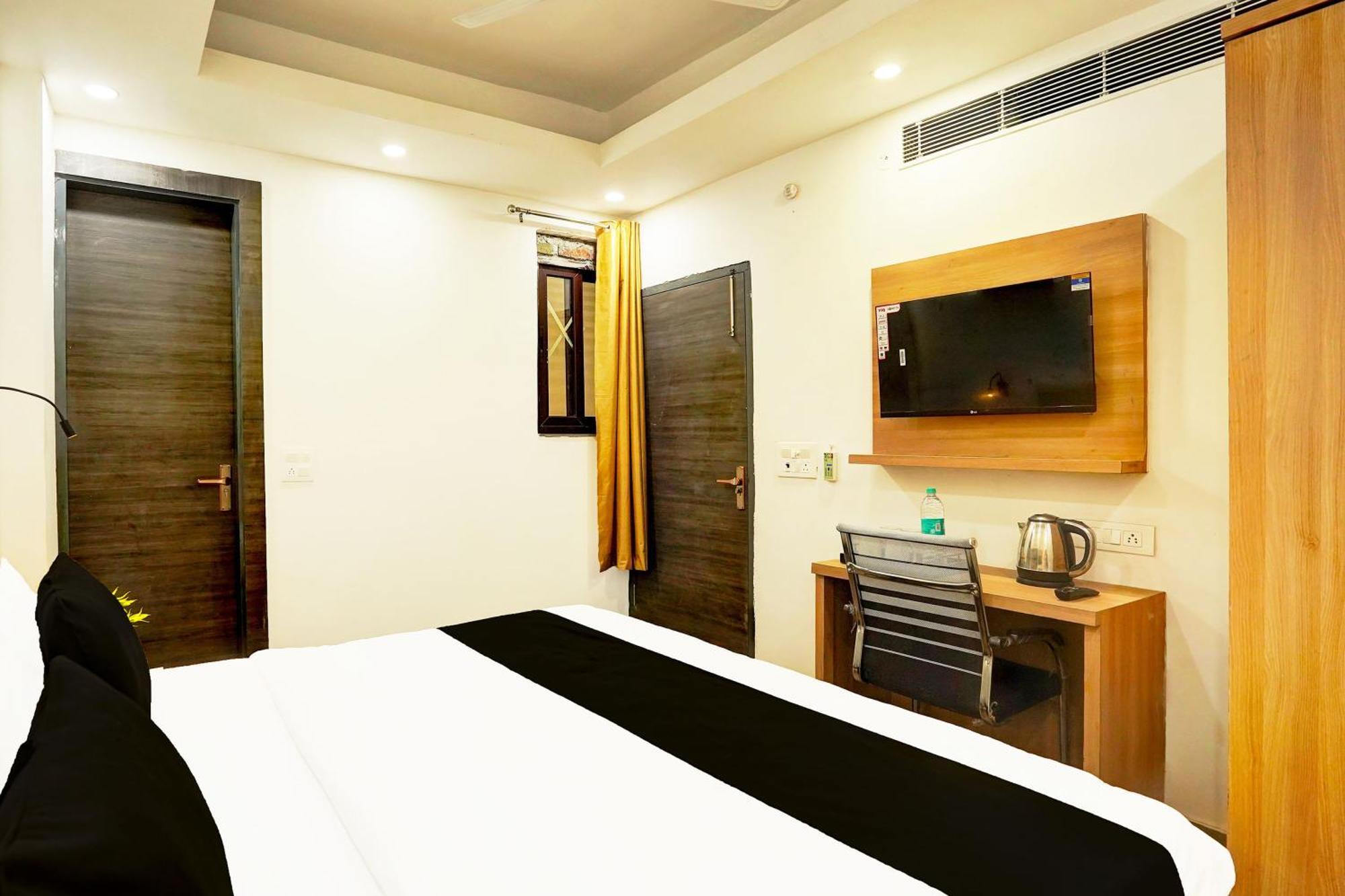 Super Townhouse Sector 104 Noida Hotel Екстериор снимка