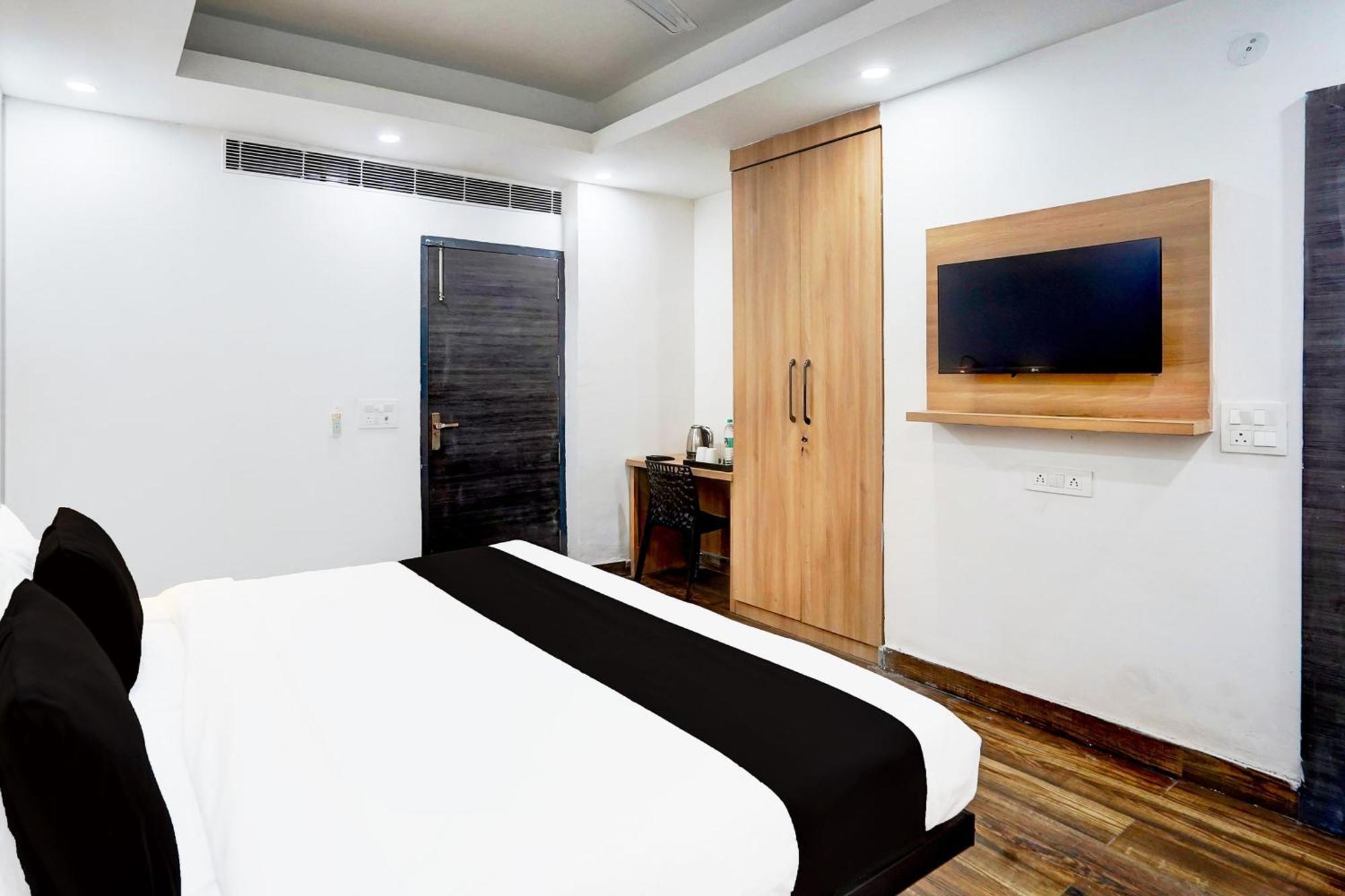 Super Townhouse Sector 104 Noida Hotel Екстериор снимка