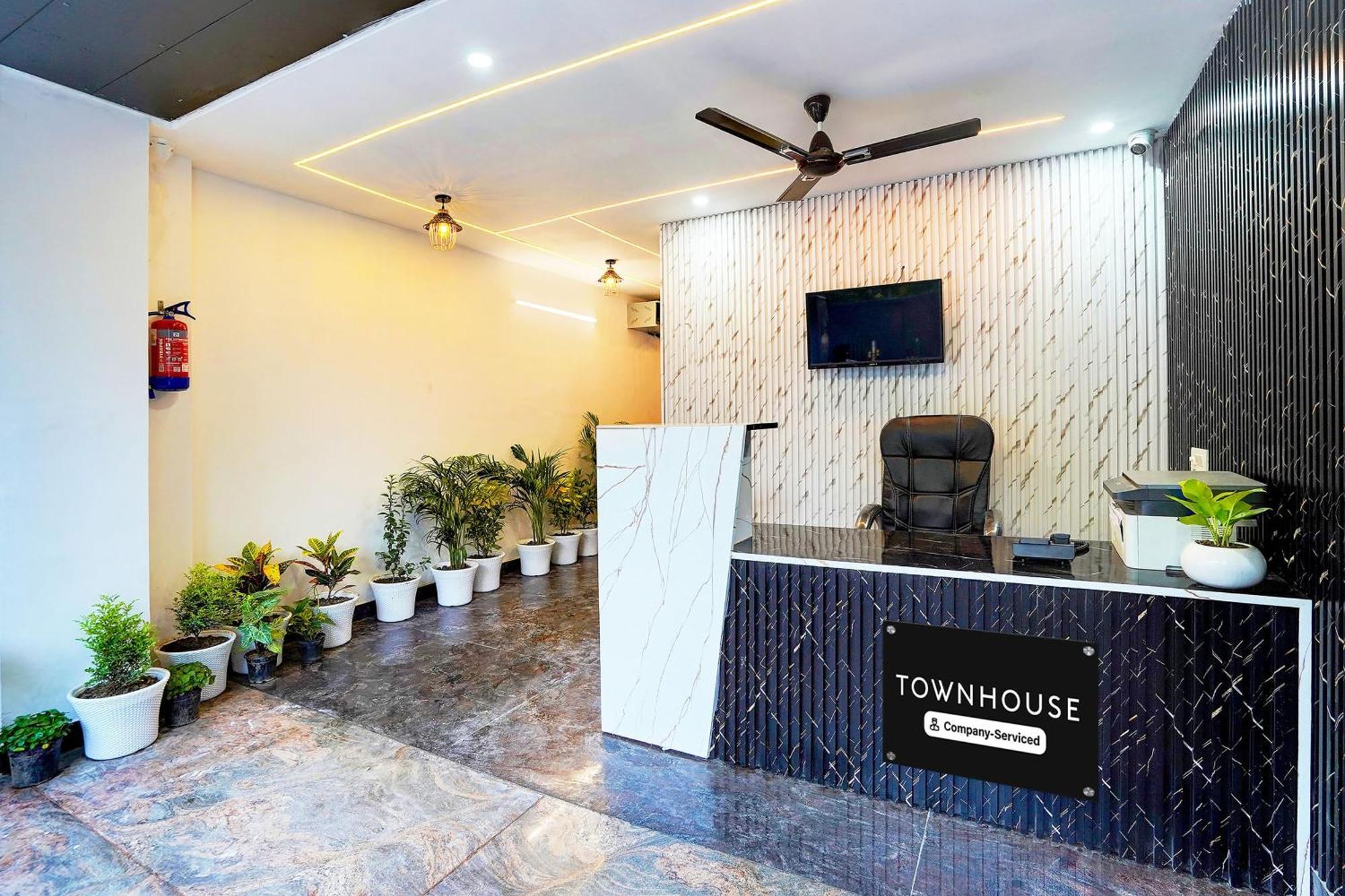 Super Townhouse Sector 104 Noida Hotel Екстериор снимка