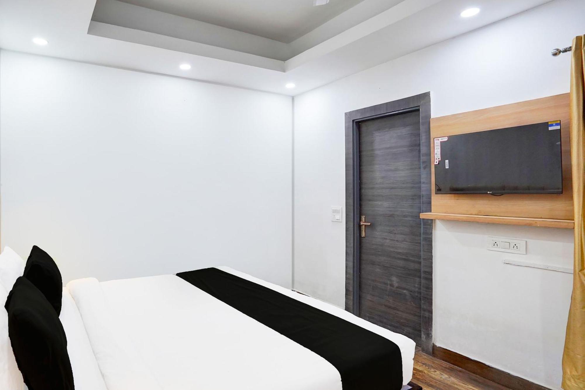 Super Townhouse Sector 104 Noida Hotel Екстериор снимка