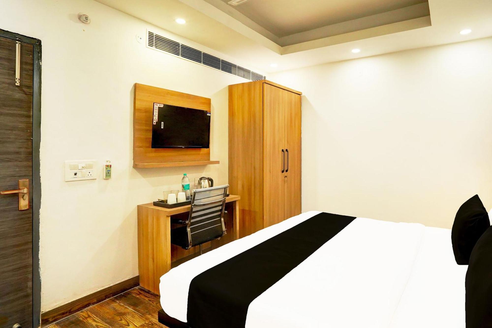 Super Townhouse Sector 104 Noida Hotel Екстериор снимка
